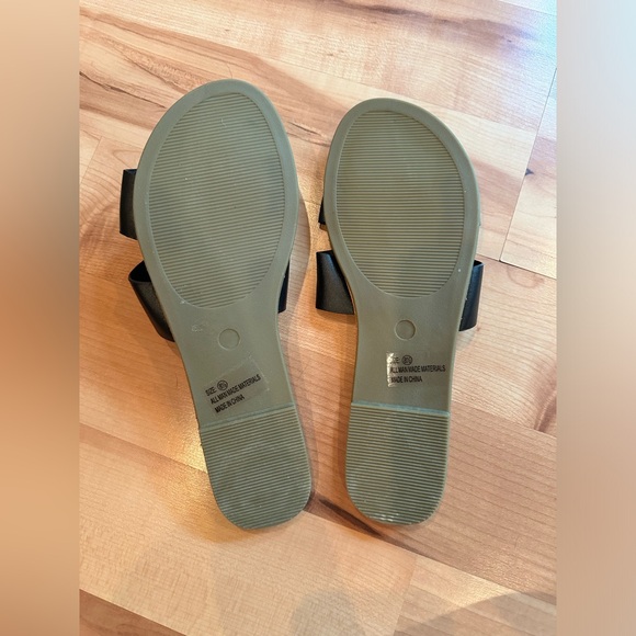 Lulu’s Saxon Black Slide sandals - Picture 3 of 5